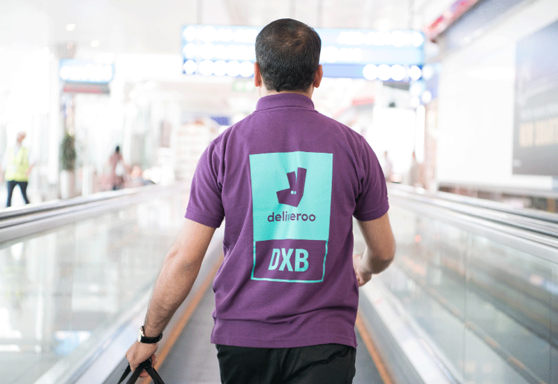 DeliverooDXB consegna ai passeggeri del terminal 3 di DXB DUBAI